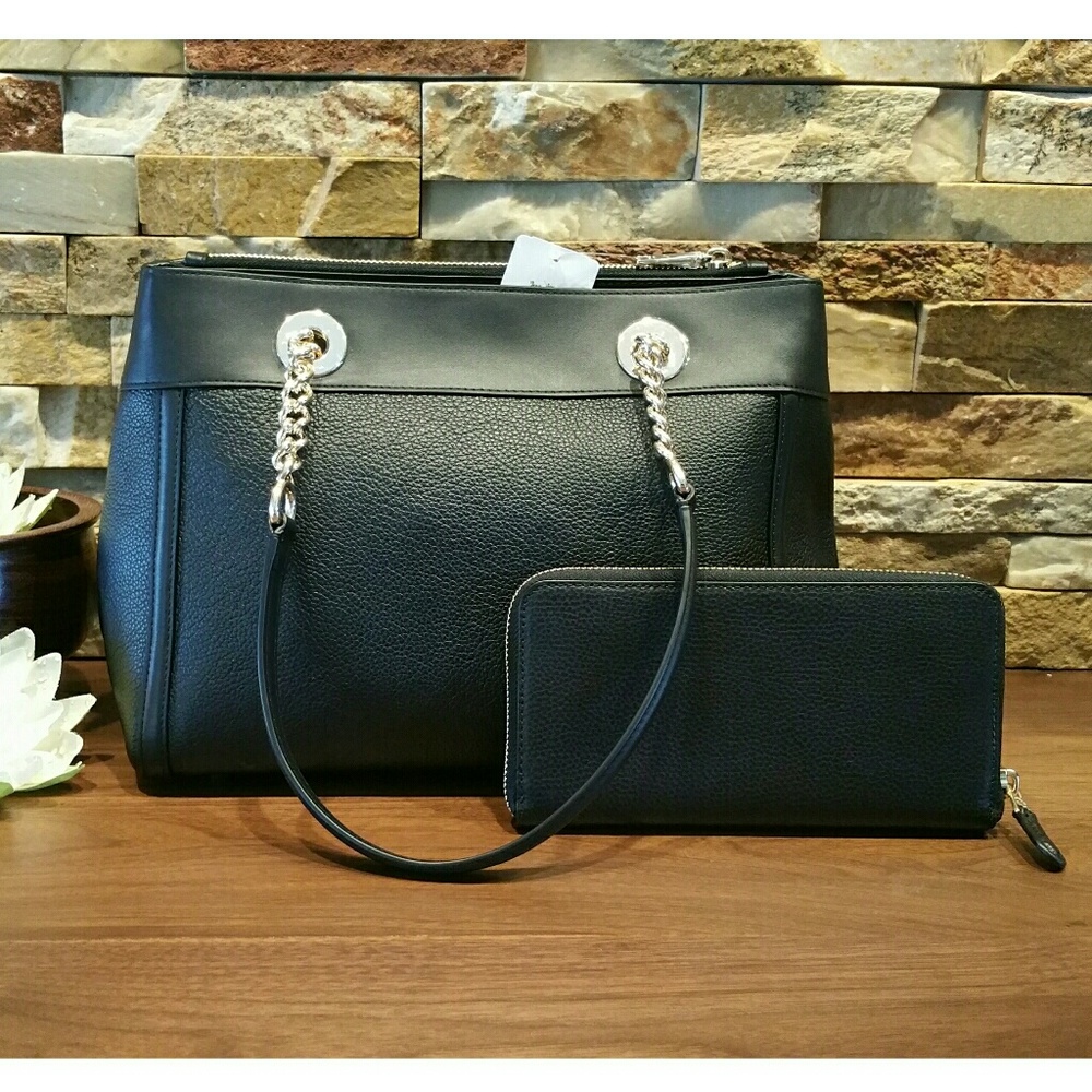 *SOLD* NEW Coach Turnlock Edie & Wallet - Picture 3 of 8